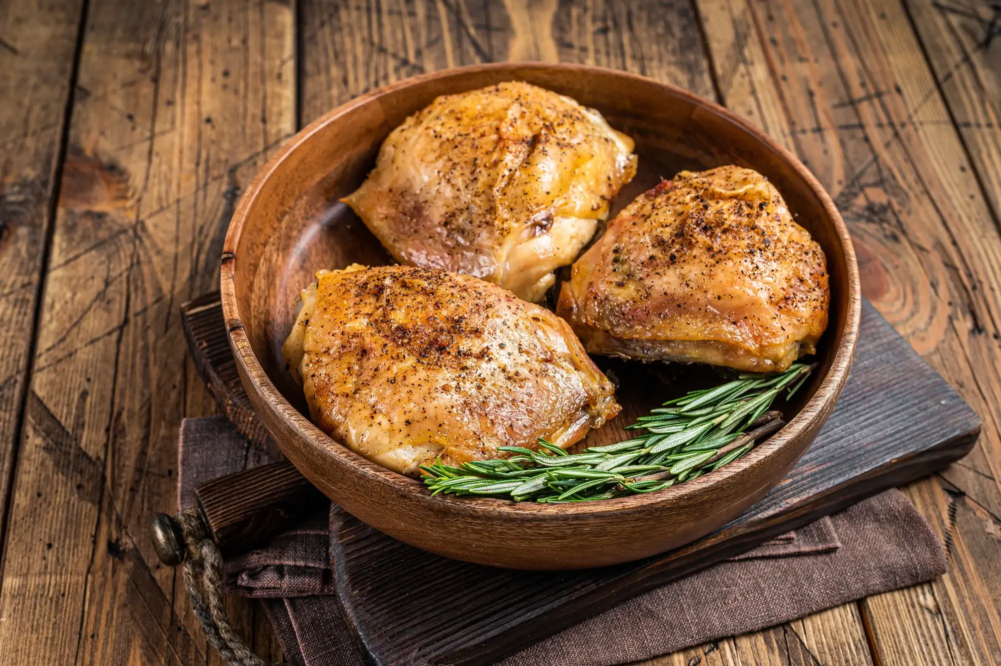 Cosce di pollo in friggitrice ad aria croccanti e dorate.