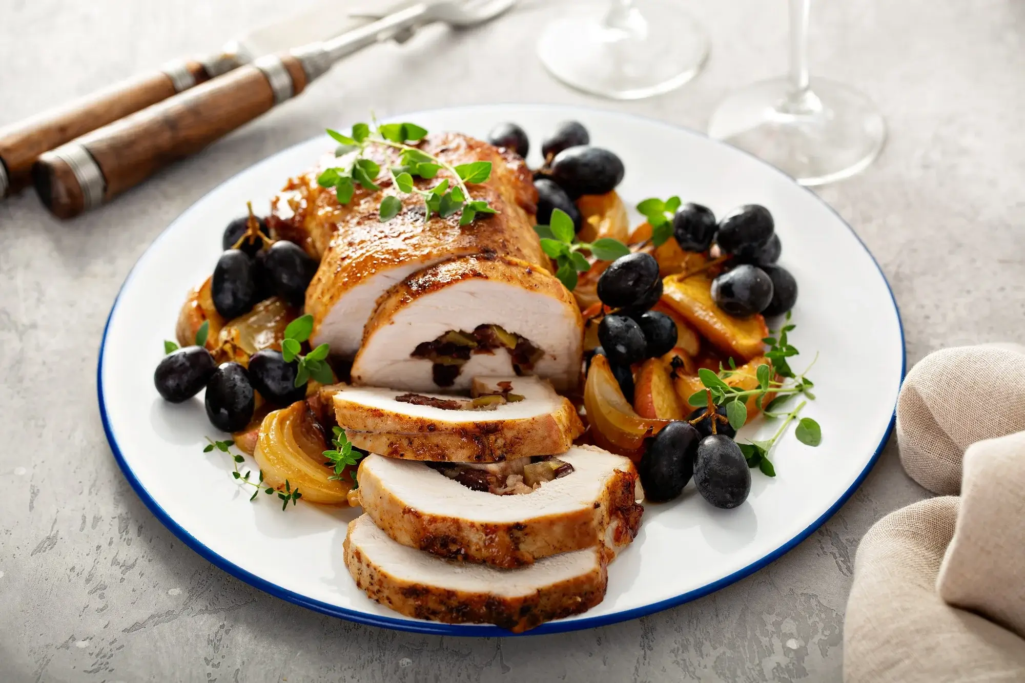 Arista di maiale in airfryer dorata e succosa servita su un piatto.