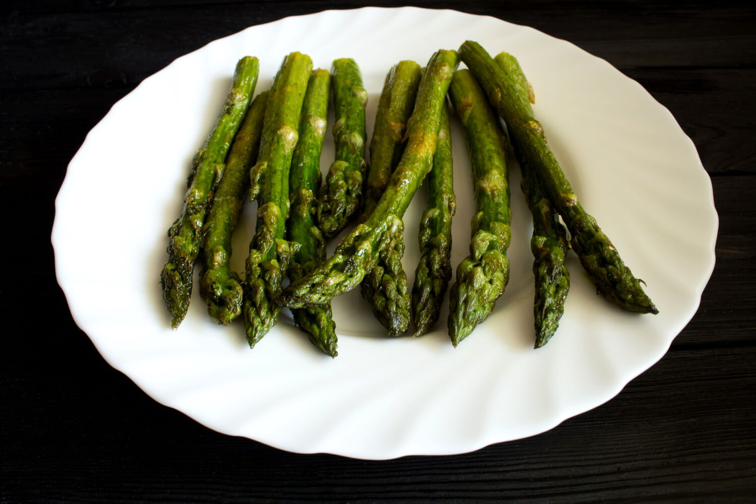 Asparagi in friggitrice ad aria dorati e croccanti.