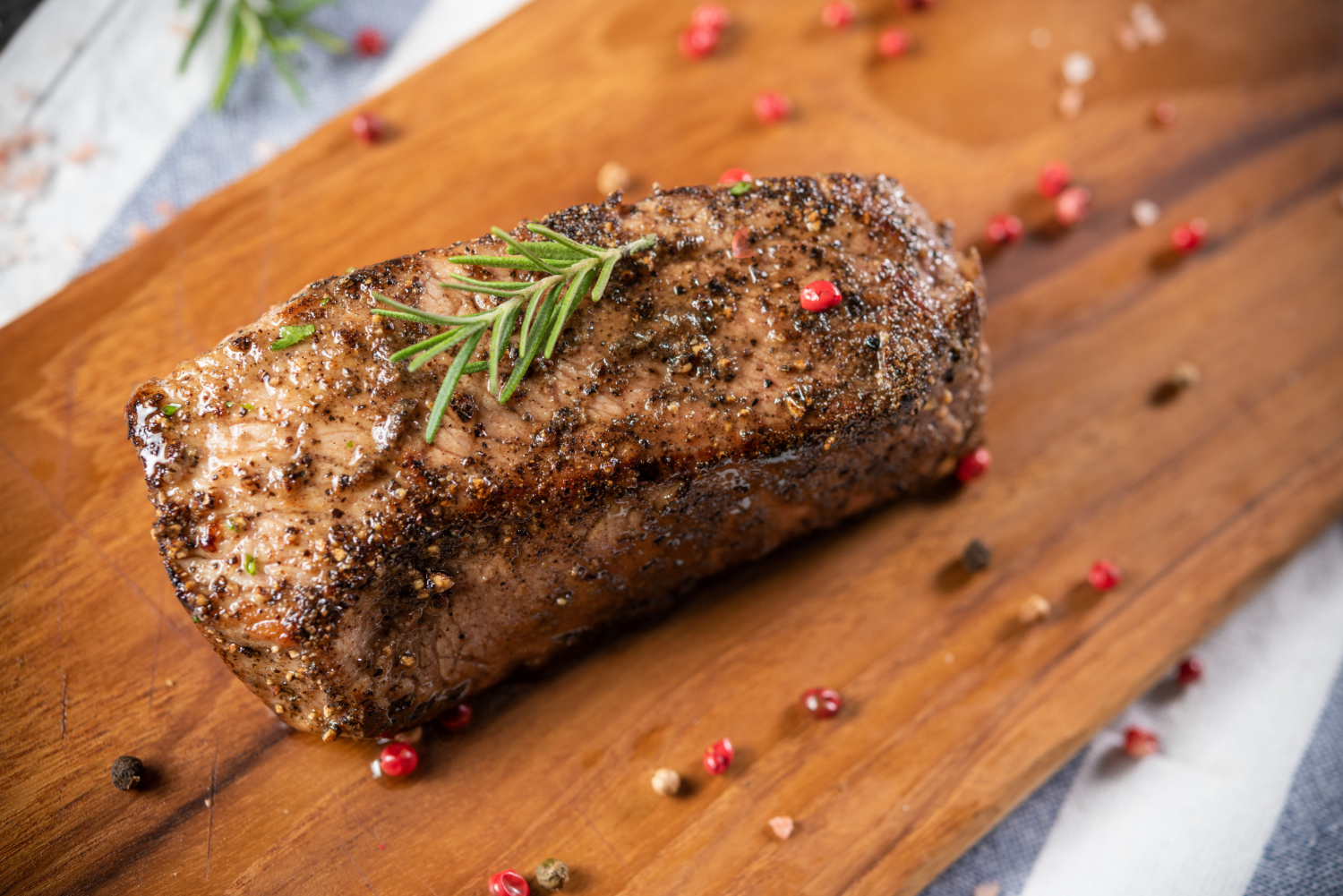 Bistecca in airfryer dorata e croccante su un piatto.