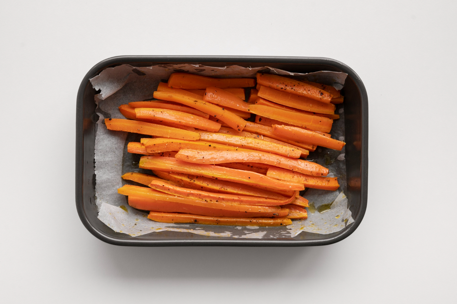 Carote in airfryer dorate e croccanti su un piatto.