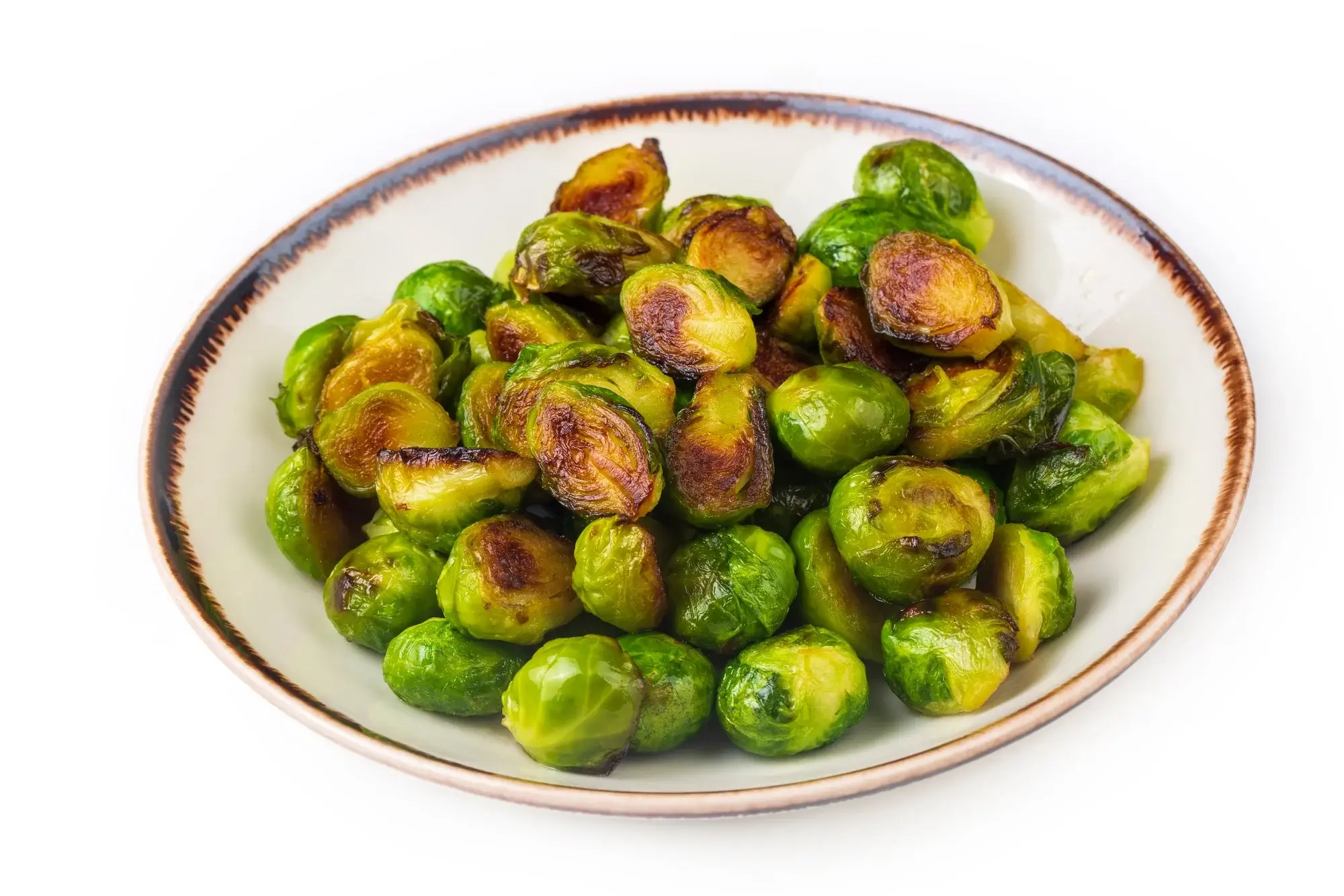 Cavoletti di Bruxelles in airfryer dorati e croccanti serviti su un piatto.