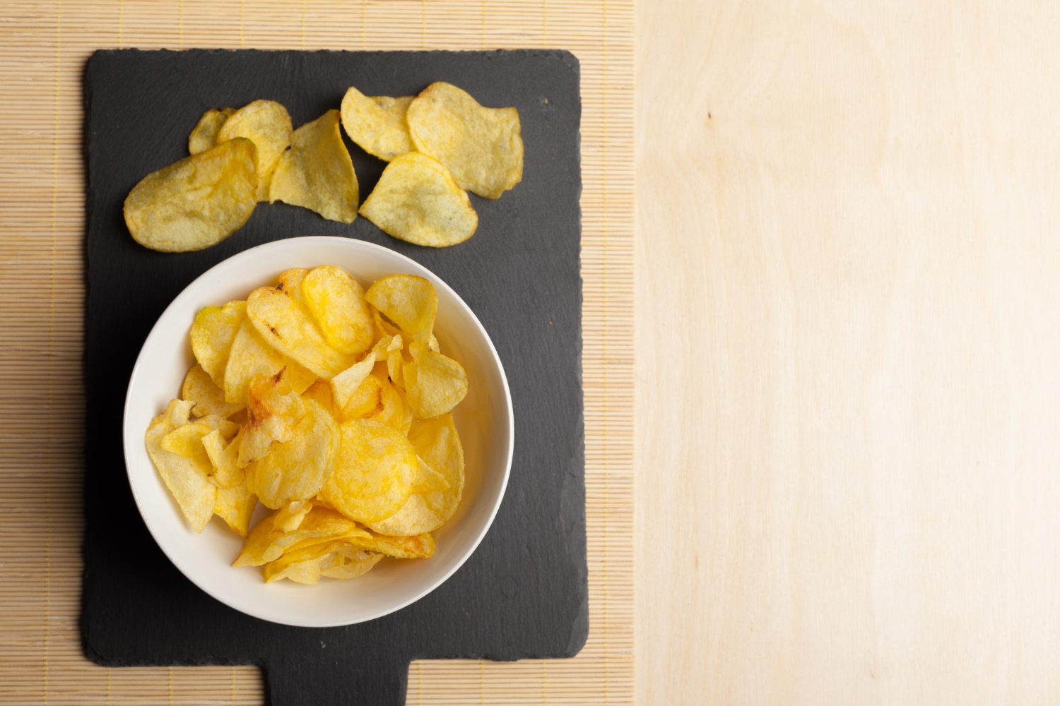 Chips di patate in friggitrice ad aria croccanti servite su un piatto