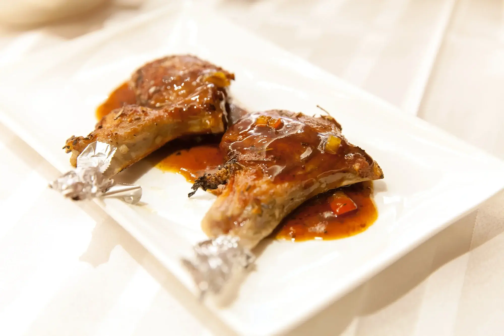 Costolette di agnello in friggitrice ad aria dorate e croccanti.