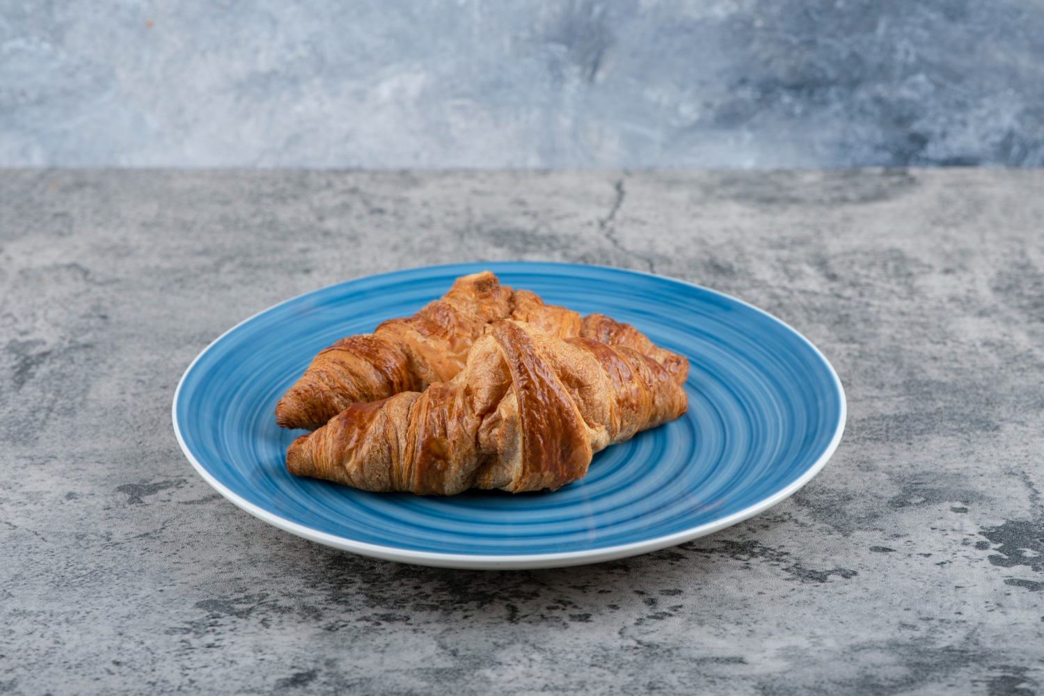 croissant in friggitrice ad aria dorati e fragranti su un piatto