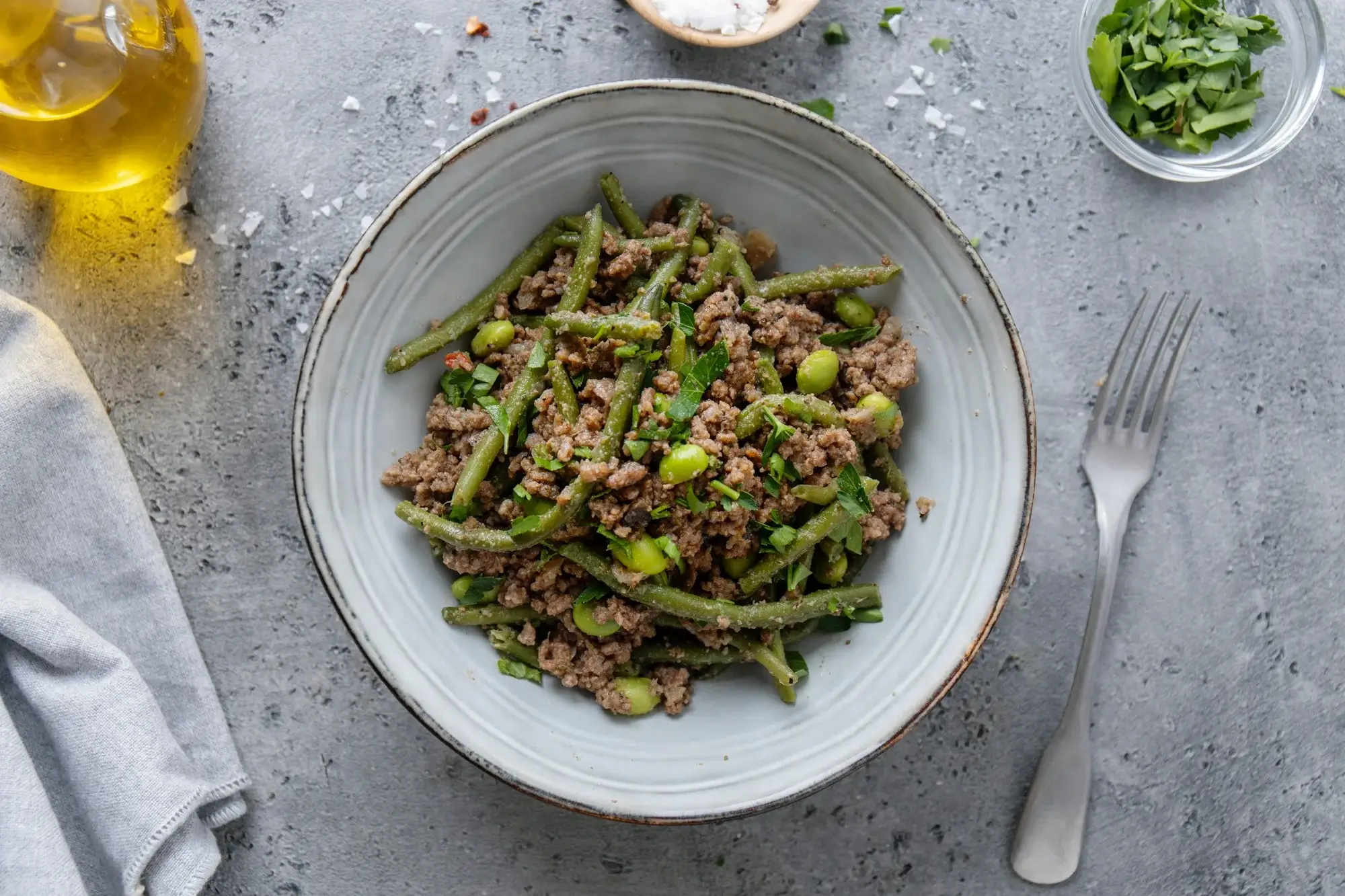 Fagiolini in airfryer croccanti serviti su un piatto.