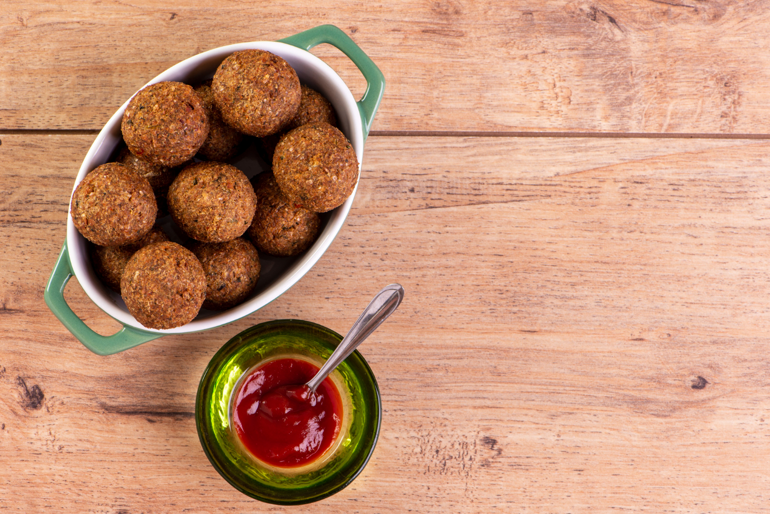 Falafel in friggitrice ad aria dorati e croccanti serviti con salsa tahina