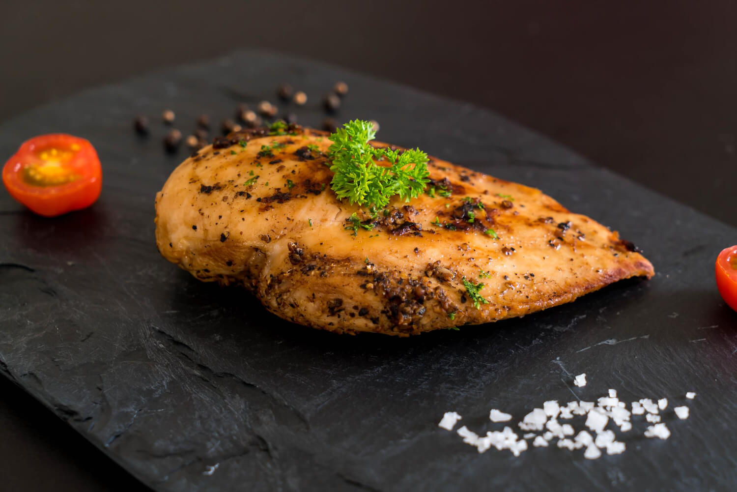 Filetto di pollo in airfryer croccante e dorato.
