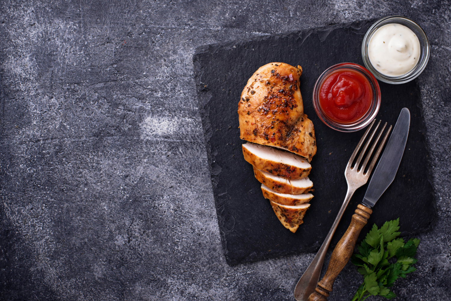 Filetto di pollo in friggitrice ad aria dorato e croccante su un piatto.