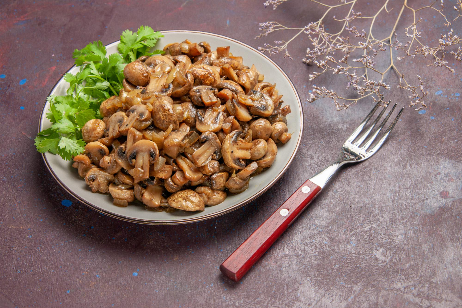 Funghi in airfryer dorati su un piatto.
