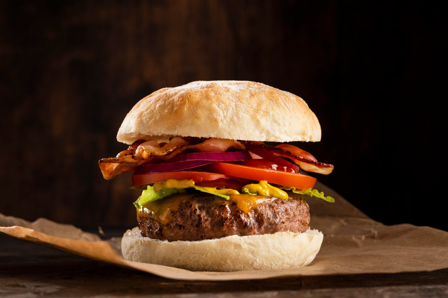 Hamburger in friggitrice ad aria con pane dorato e ingredienti freschi.