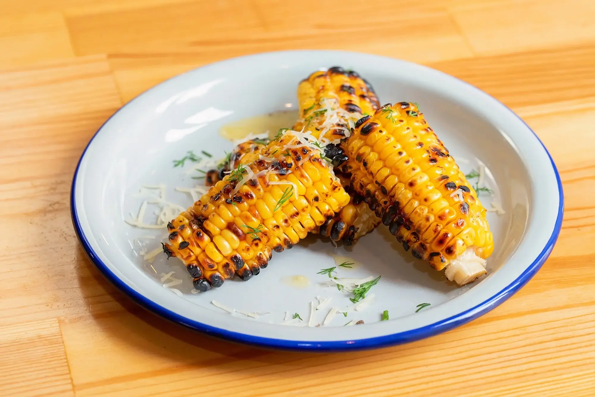 Pannocchia in airfryer dorata su un piatto.