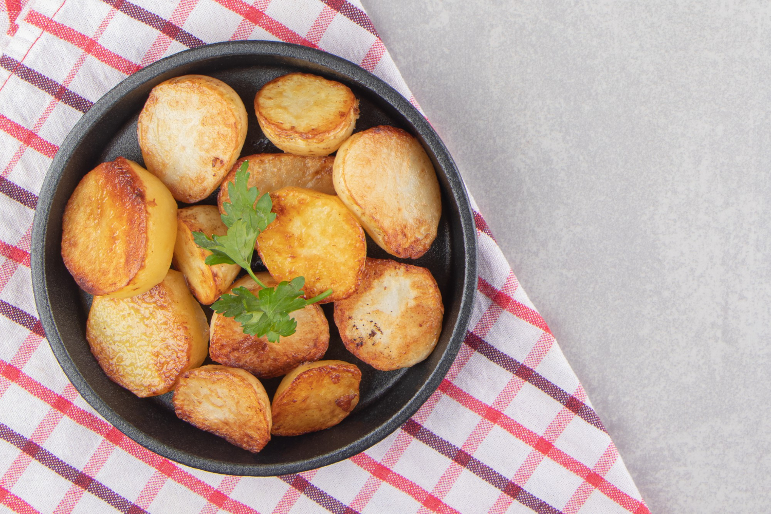 Mini patate in friggitrice ad aria dorate e croccanti