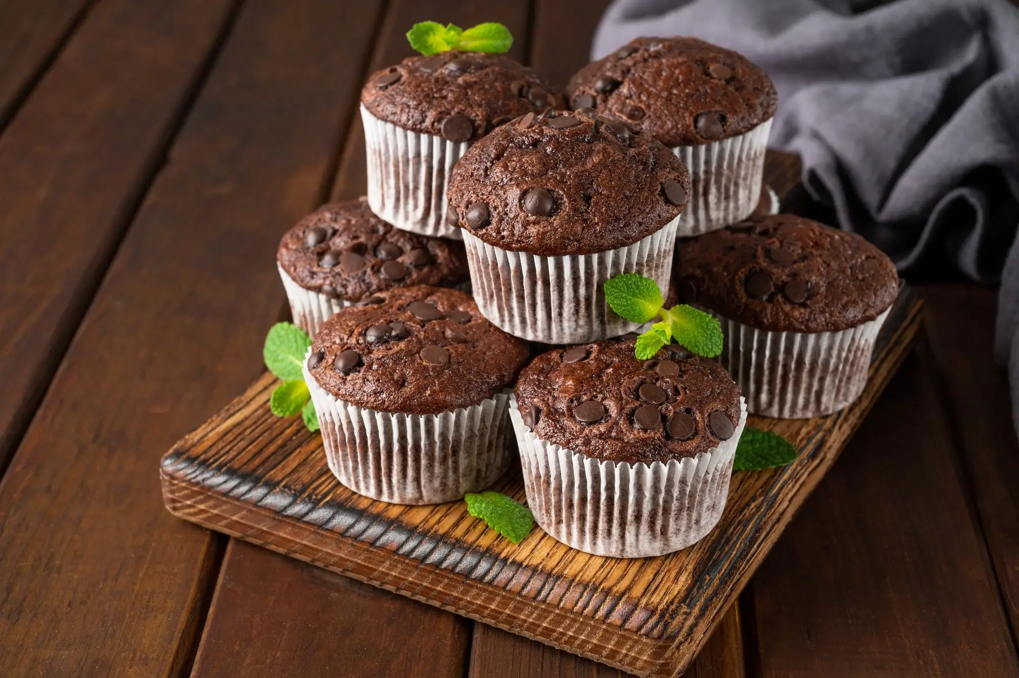 Muffin al cioccolato in friggitrice ad aria soffici e dorati.