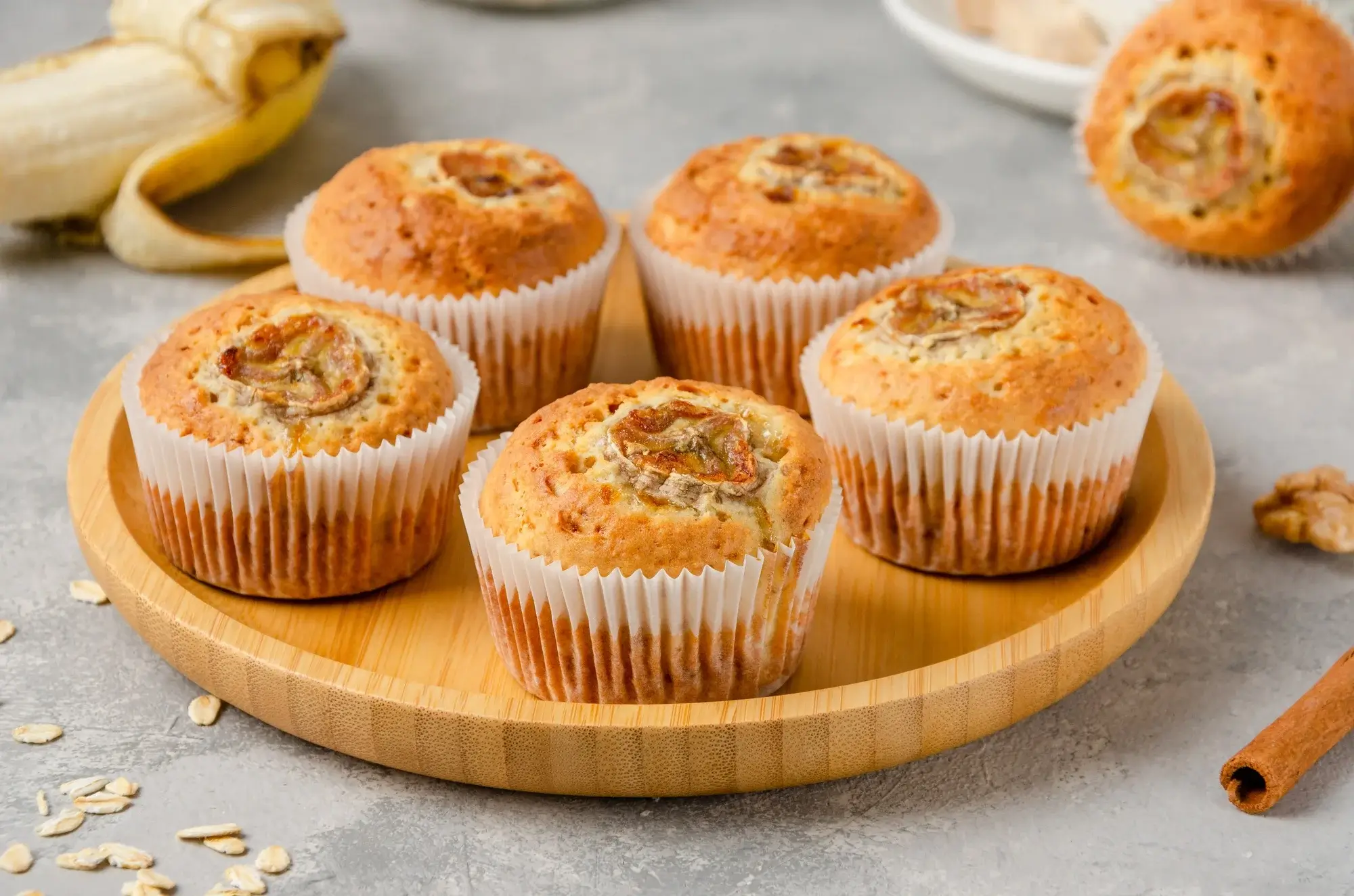 Muffin alla banana in friggitrice ad aria soffici e dorati.