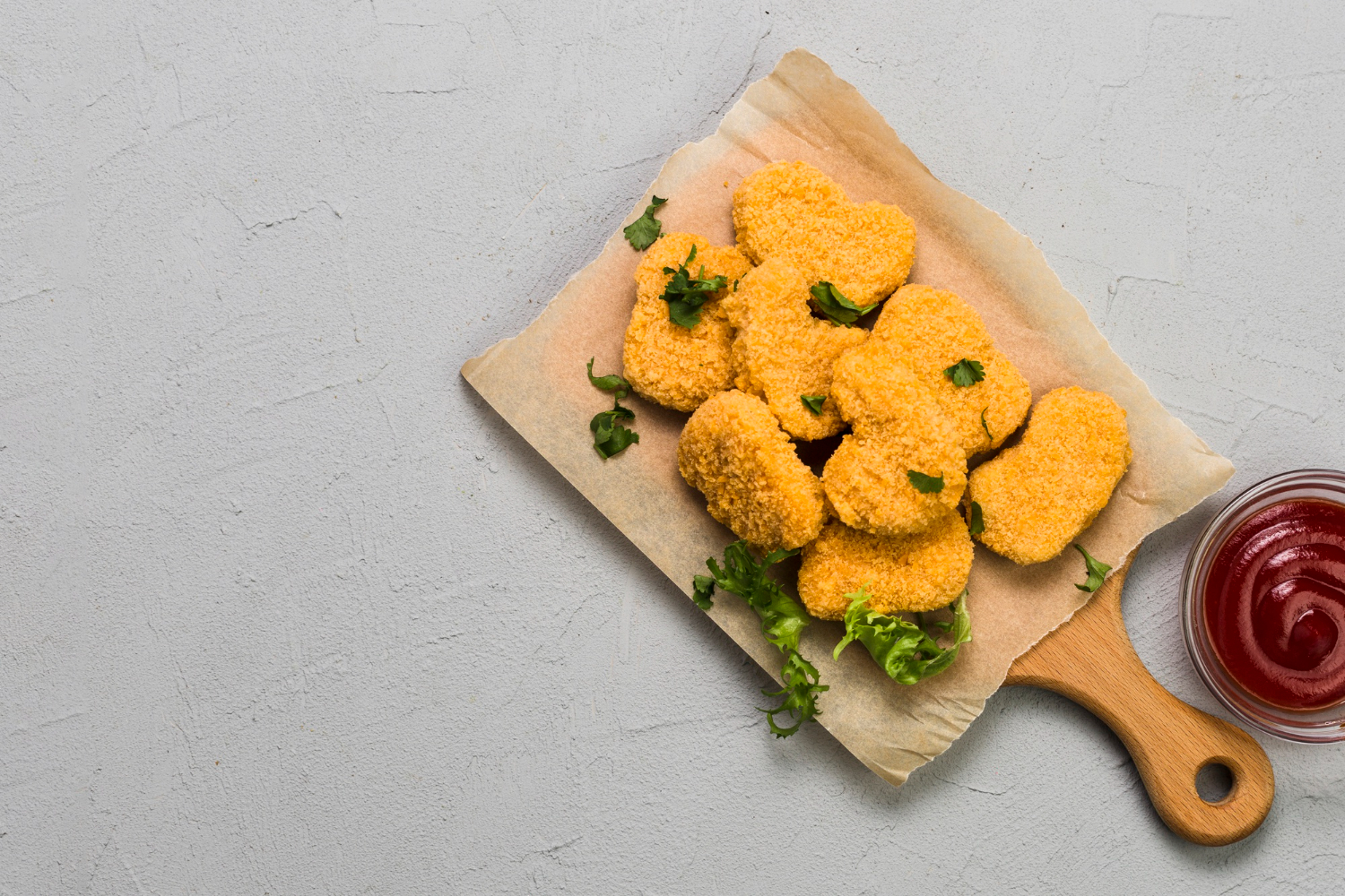 Nuggets di pollo in friggitrice ad aria croccanti e dorati.