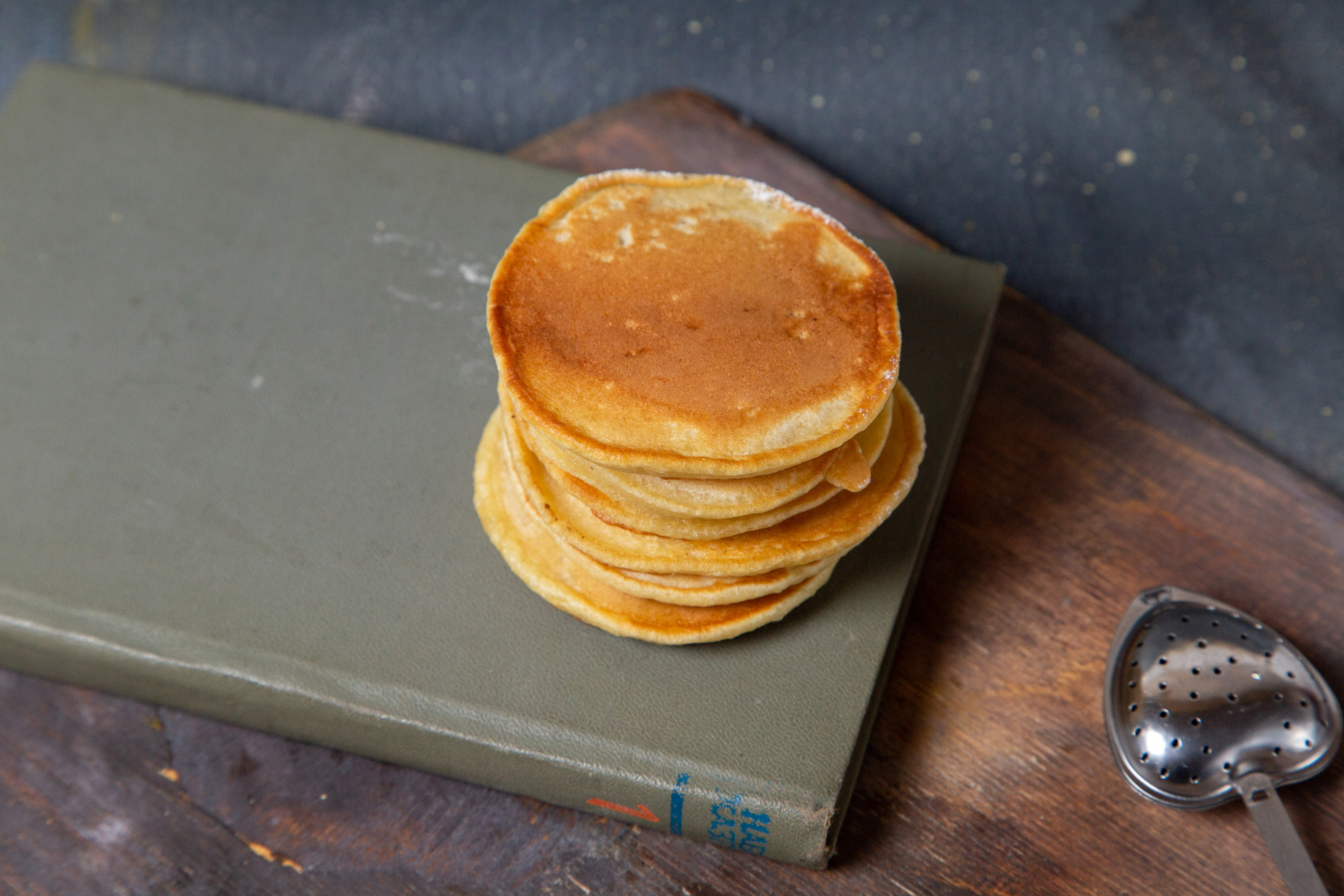 Pancake in friggitrice ad aria soffici e dorati su un piatto con sciroppo d'acero
