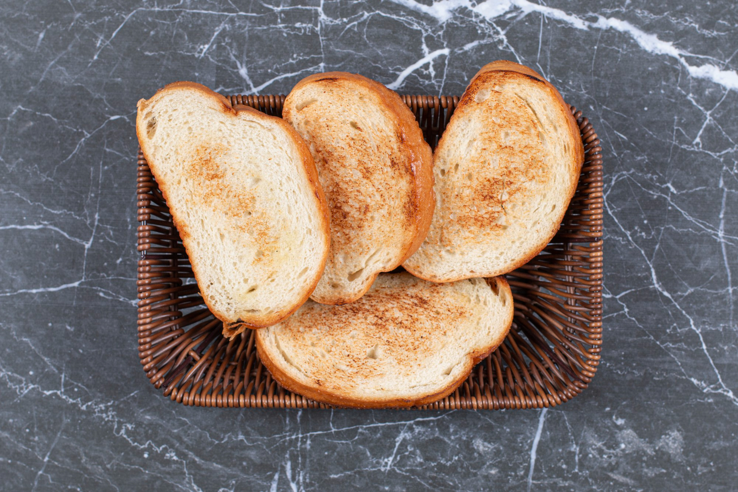 Pane in friggitrice ad aria appena sfornato con crosta dorata