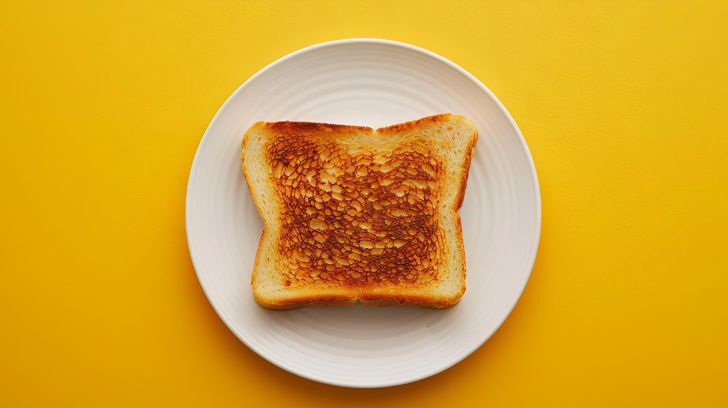 Fette di pane tostato in friggitrice ad aria dorate e croccanti