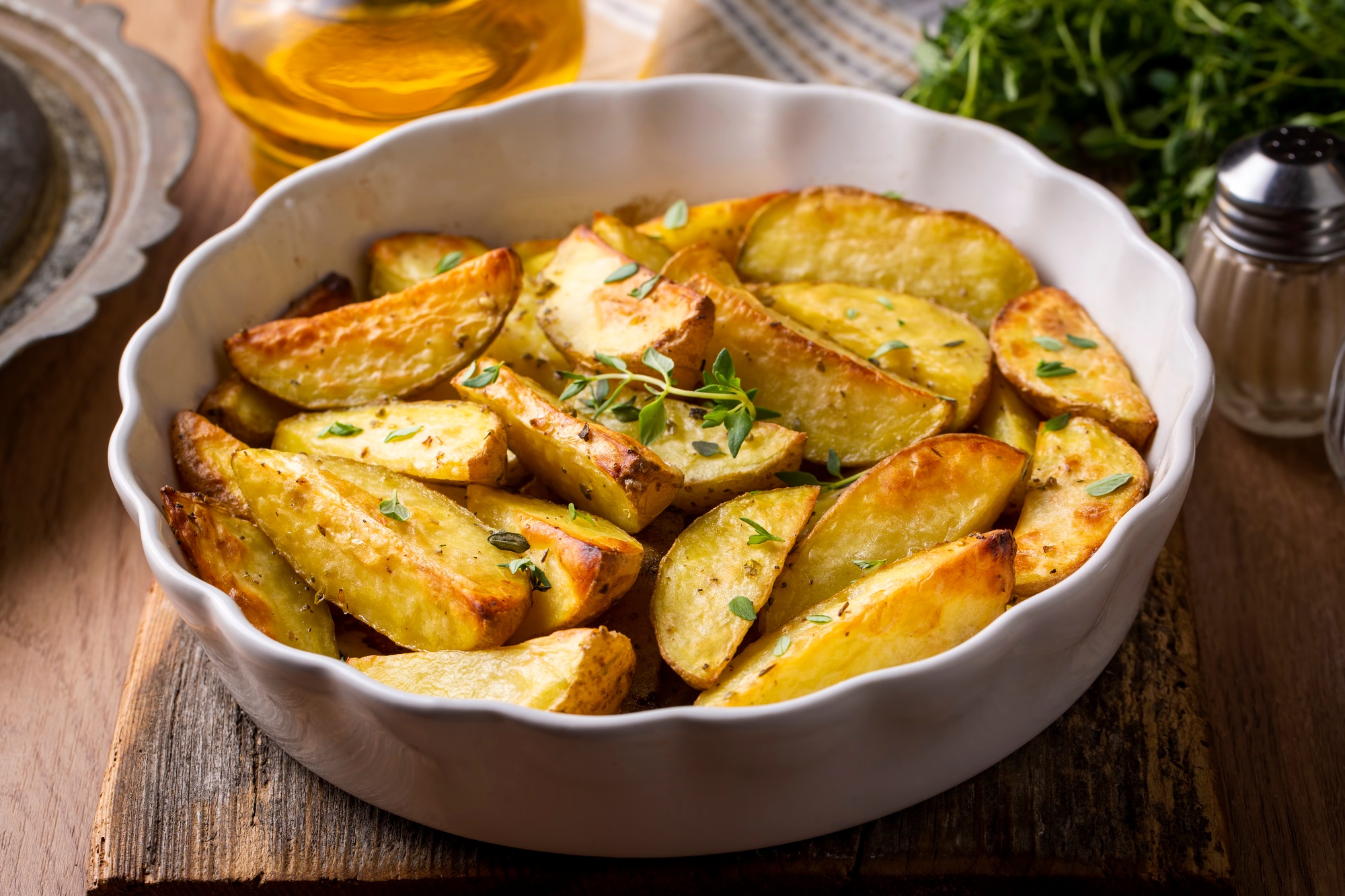 Patate al forno in airfryer dorate e croccanti servite su un piatto.