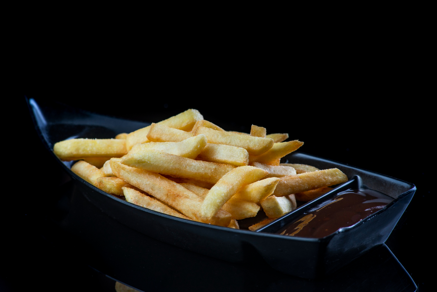 Patatine fritte in friggitrice ad aria dorate e croccanti