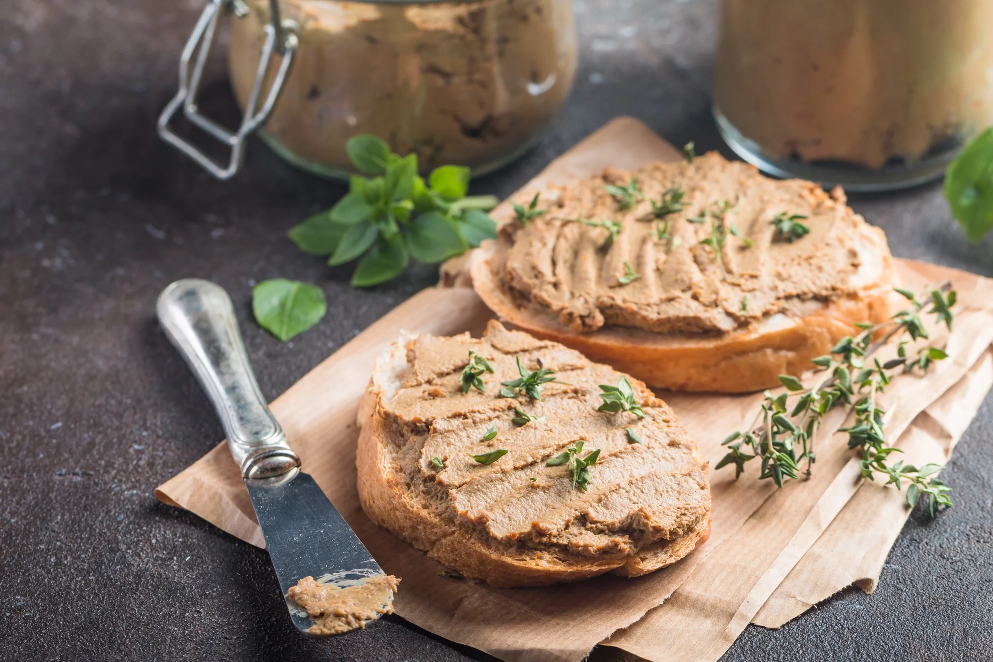 Paté di fegato in airfryer cremoso servito con crostini.