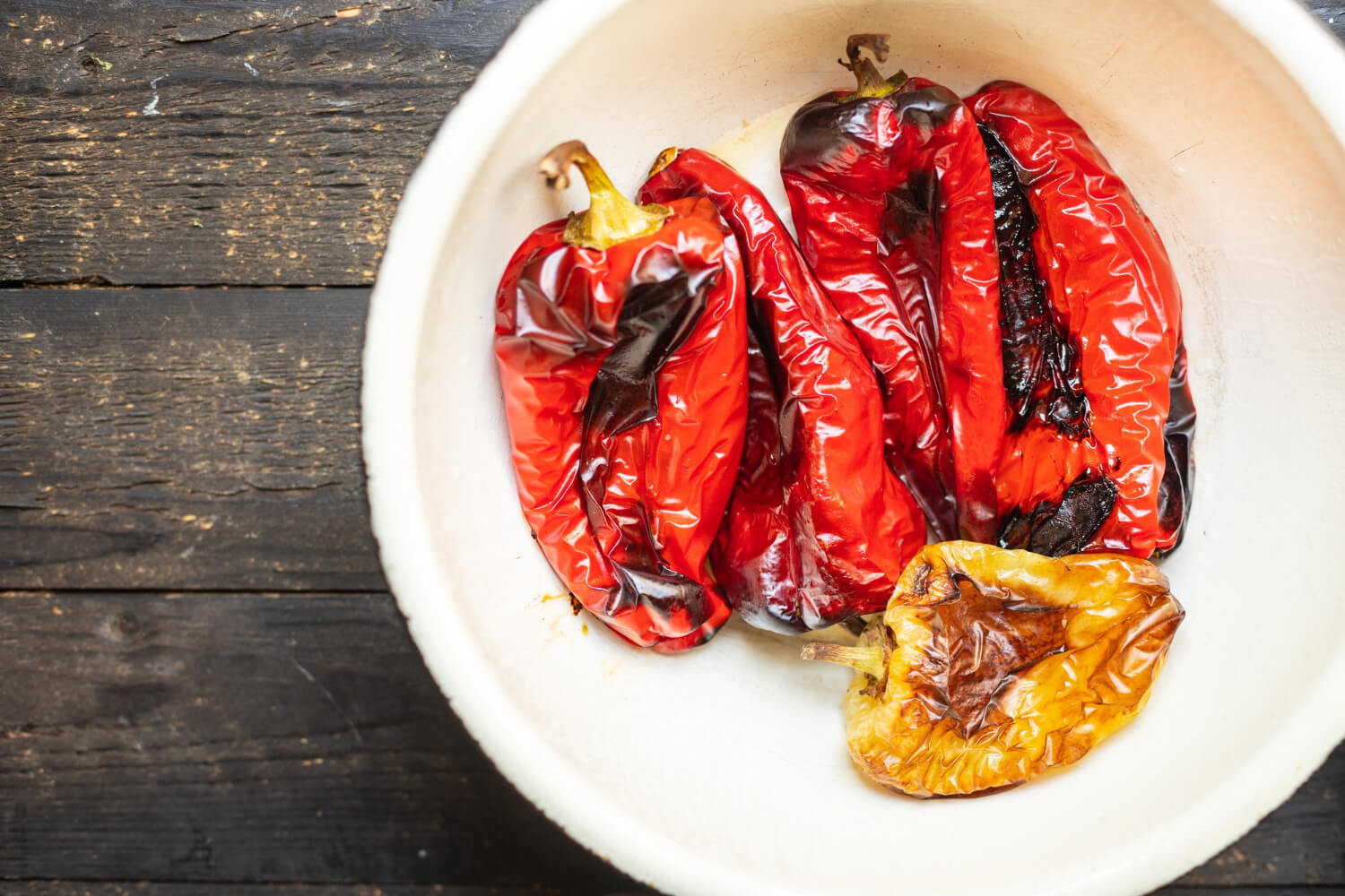 Peperoni in airfryer arrostiti e croccanti serviti su un piatto.