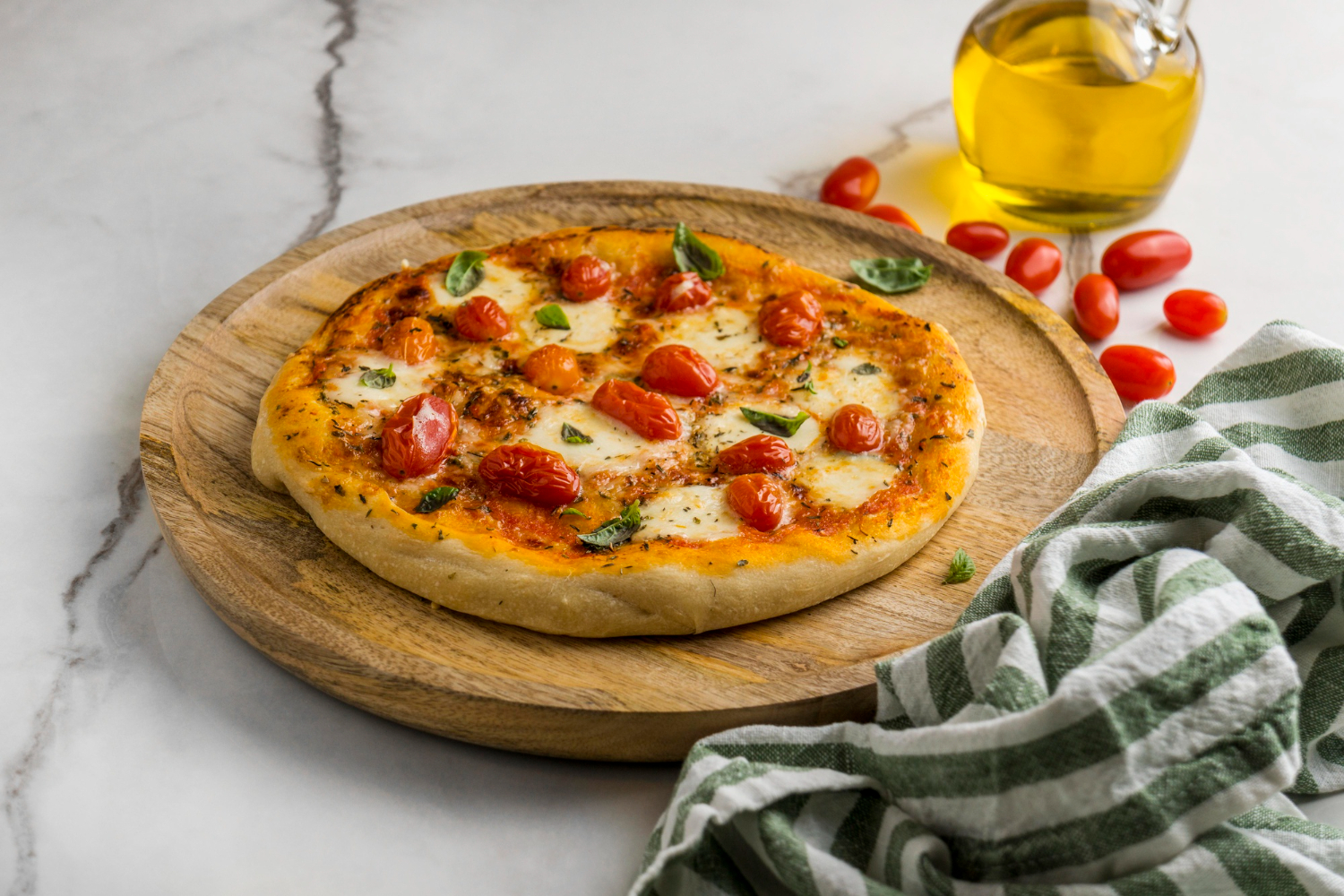 Pizza in friggitrice ad aria dorata con mozzarella e basilico