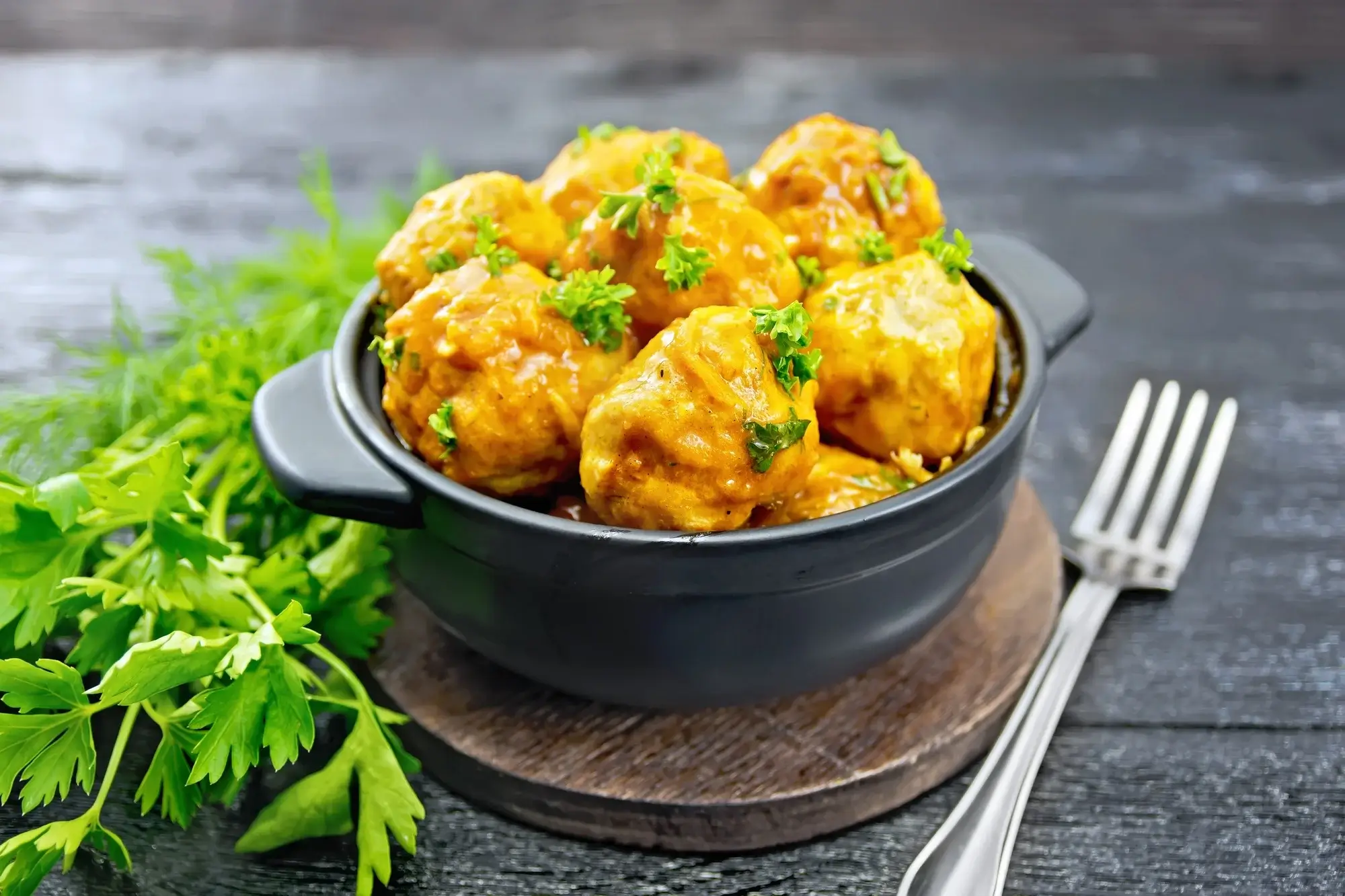 Polpette di carne in friggitrice ad aria dorate e croccanti.
