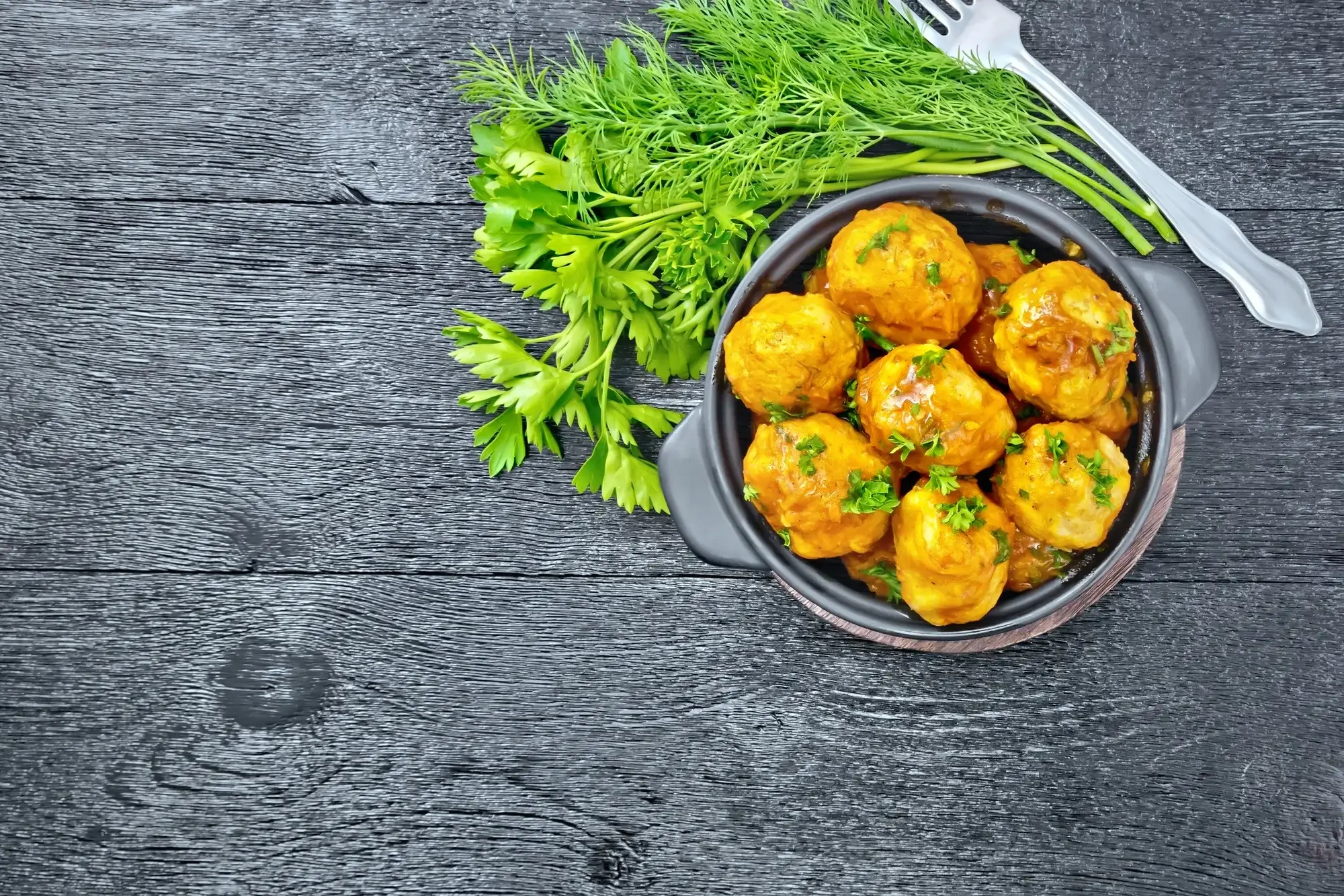 Polpette in friggitrice ad aria dorate e croccanti.
