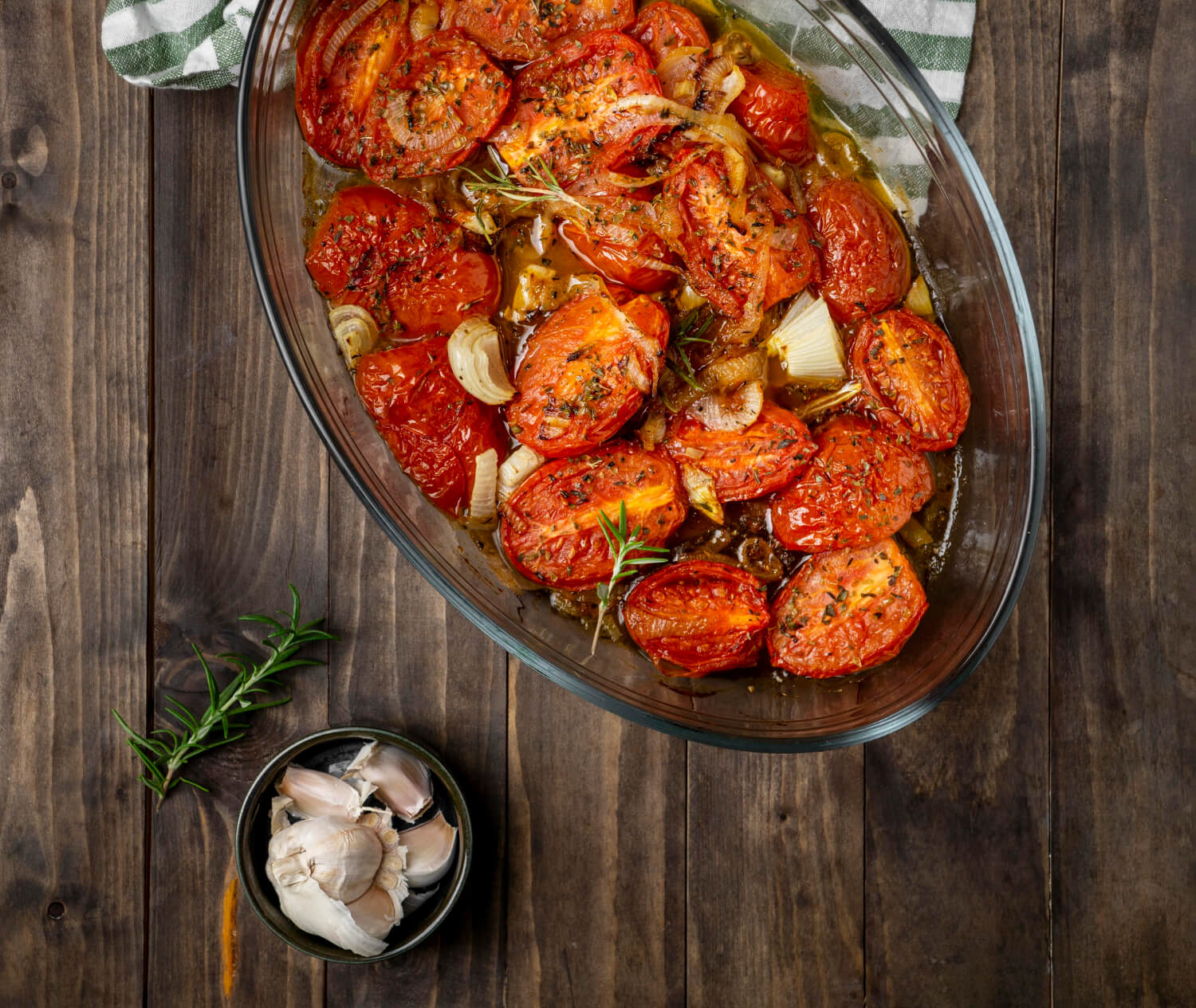 Pomodori grigliati in friggitrice ad aria, dorati e saporiti.