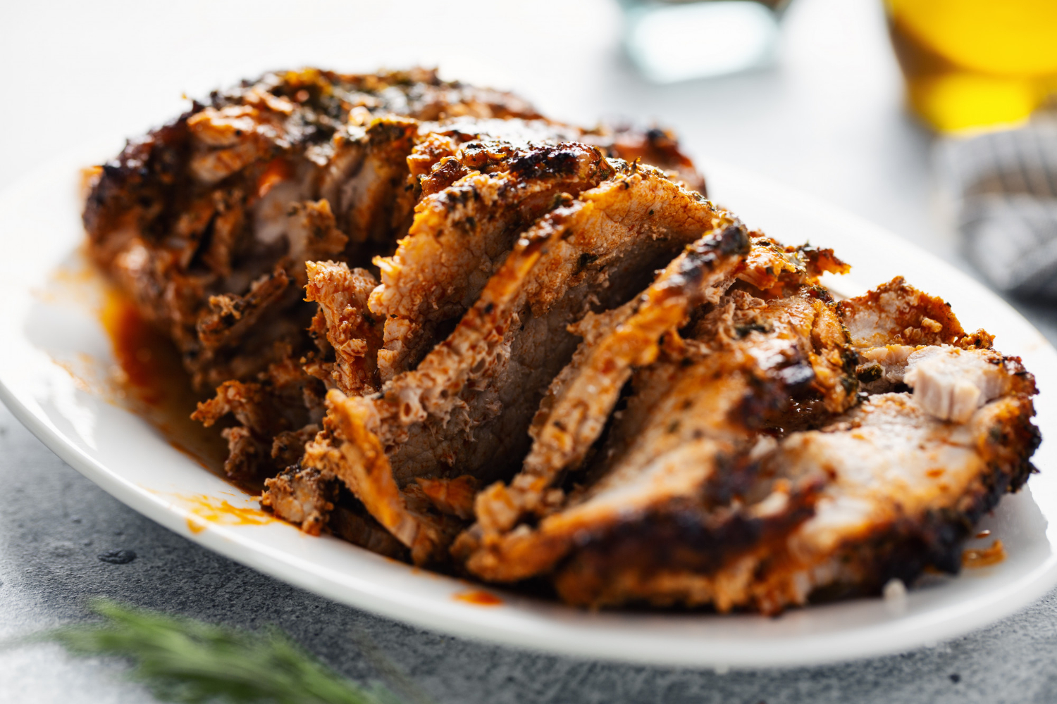 Pulled pork in airfryer sfilacciato su un piatto con salsa barbecue.
