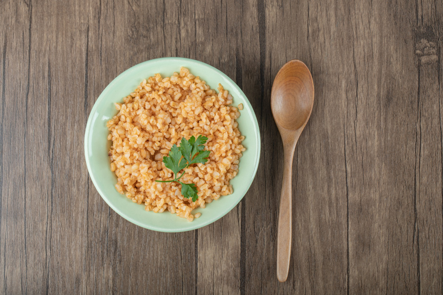 Risotto cremoso in airfryer servito su un piatto.