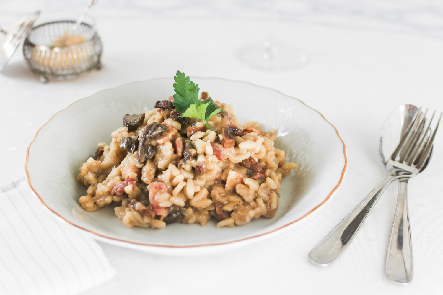 Risotto in friggitrice ad aria cremoso con parmigiano e burro.