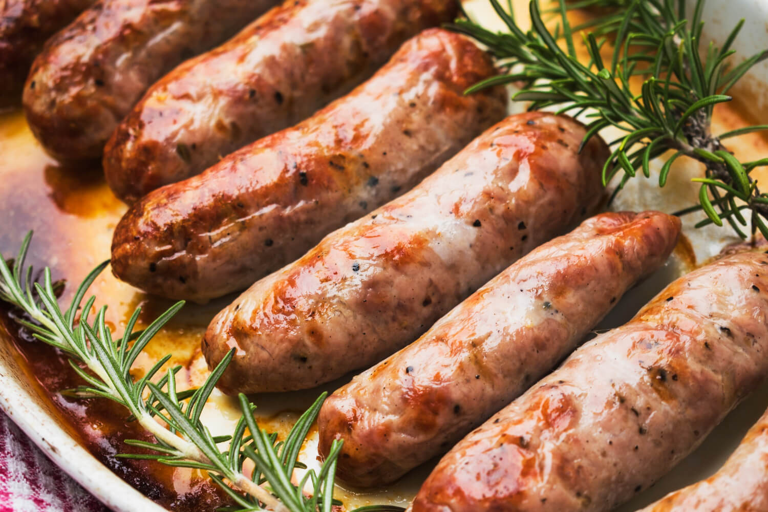 Salsiccia in friggitrice ad aria croccante e succosa su un piatto