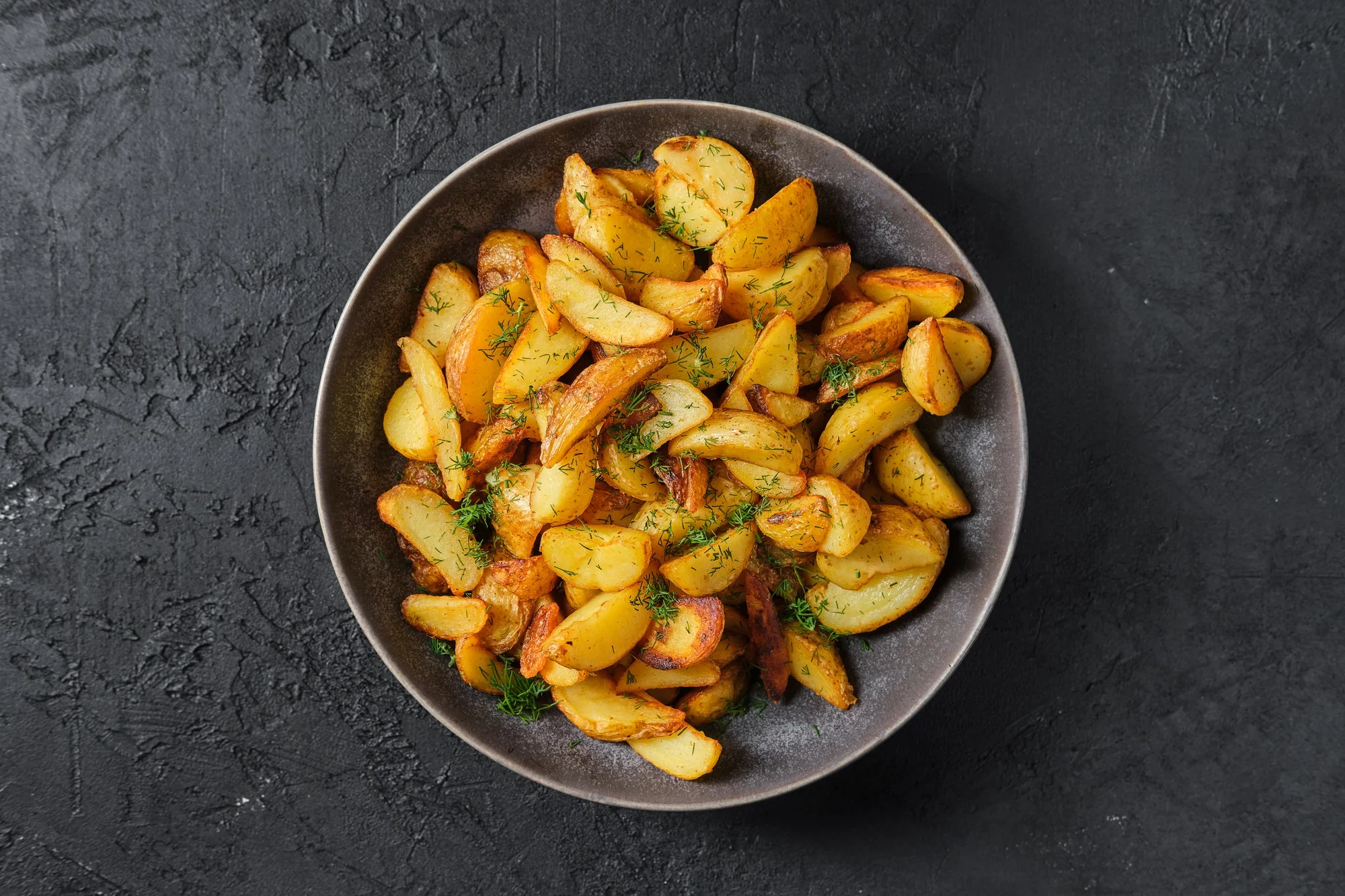 Spicchi di patate croccanti in airfryer serviti su un piatto.