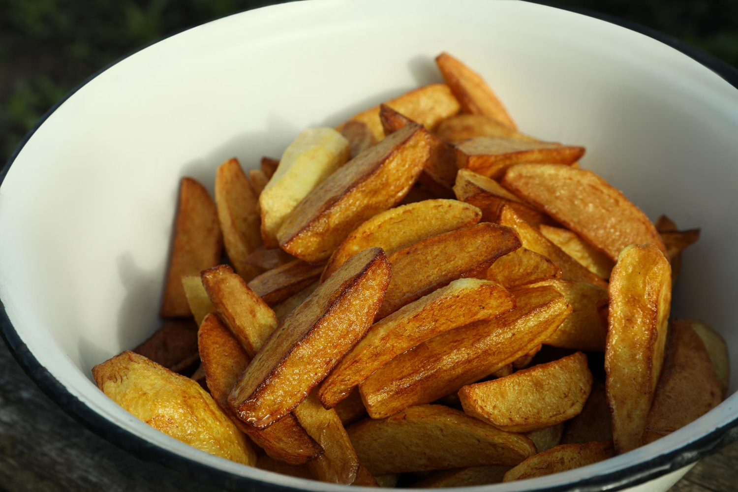 Spicchi di patate in friggitrice ad aria croccanti e dorati