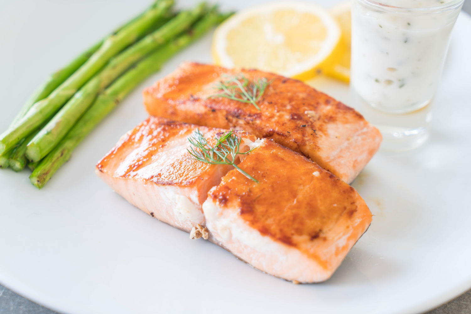 Tranci di salmone in friggitrice ad aria con crosticina dorata.