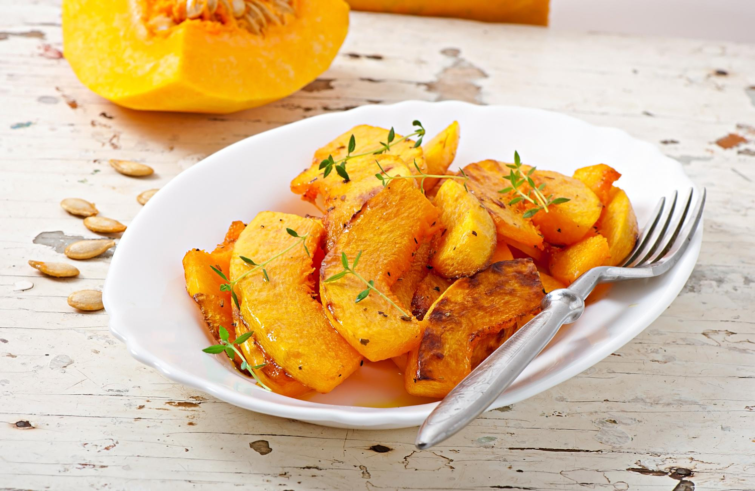 Zucca in airfryer dorata e croccante servita su un piatto.