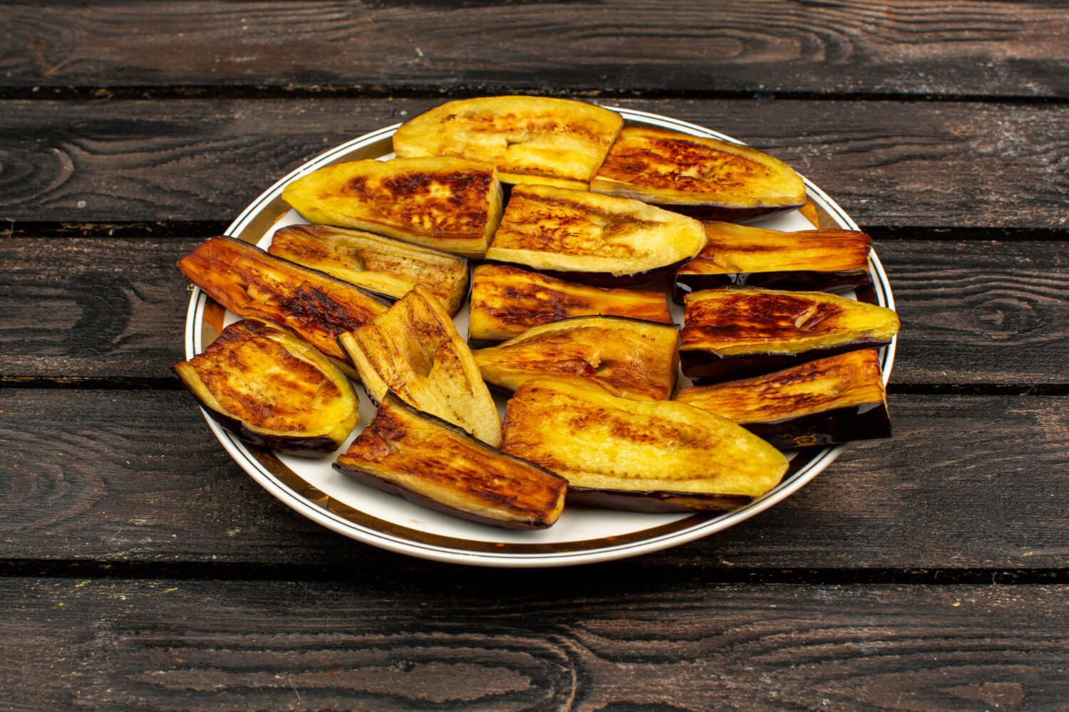 Zucchine in airfryer dorate e croccanti servite su un piatto.