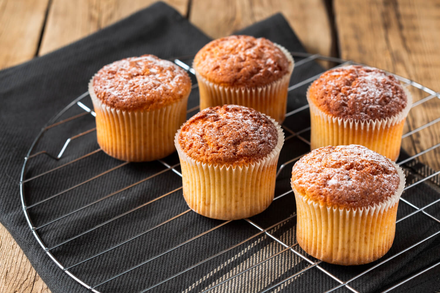 Cupcake soffici cotti in airfryer serviti su un piatto.