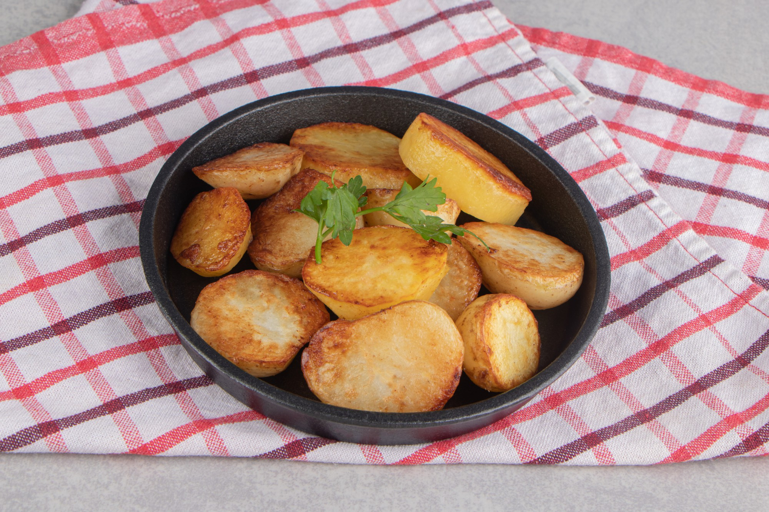 Mini patate croccanti cotte in airfryer servite in una ciotola.