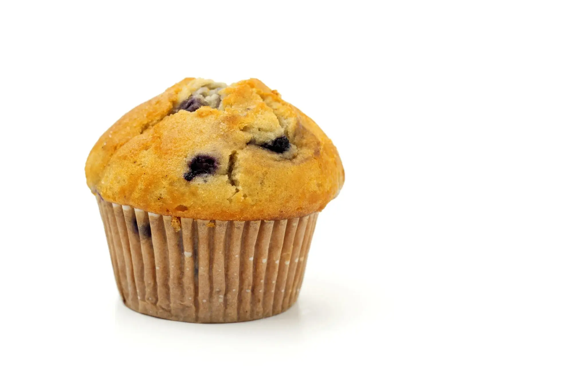 Muffin ai mirtilli soffici cotti in airfryer serviti su un piatto.