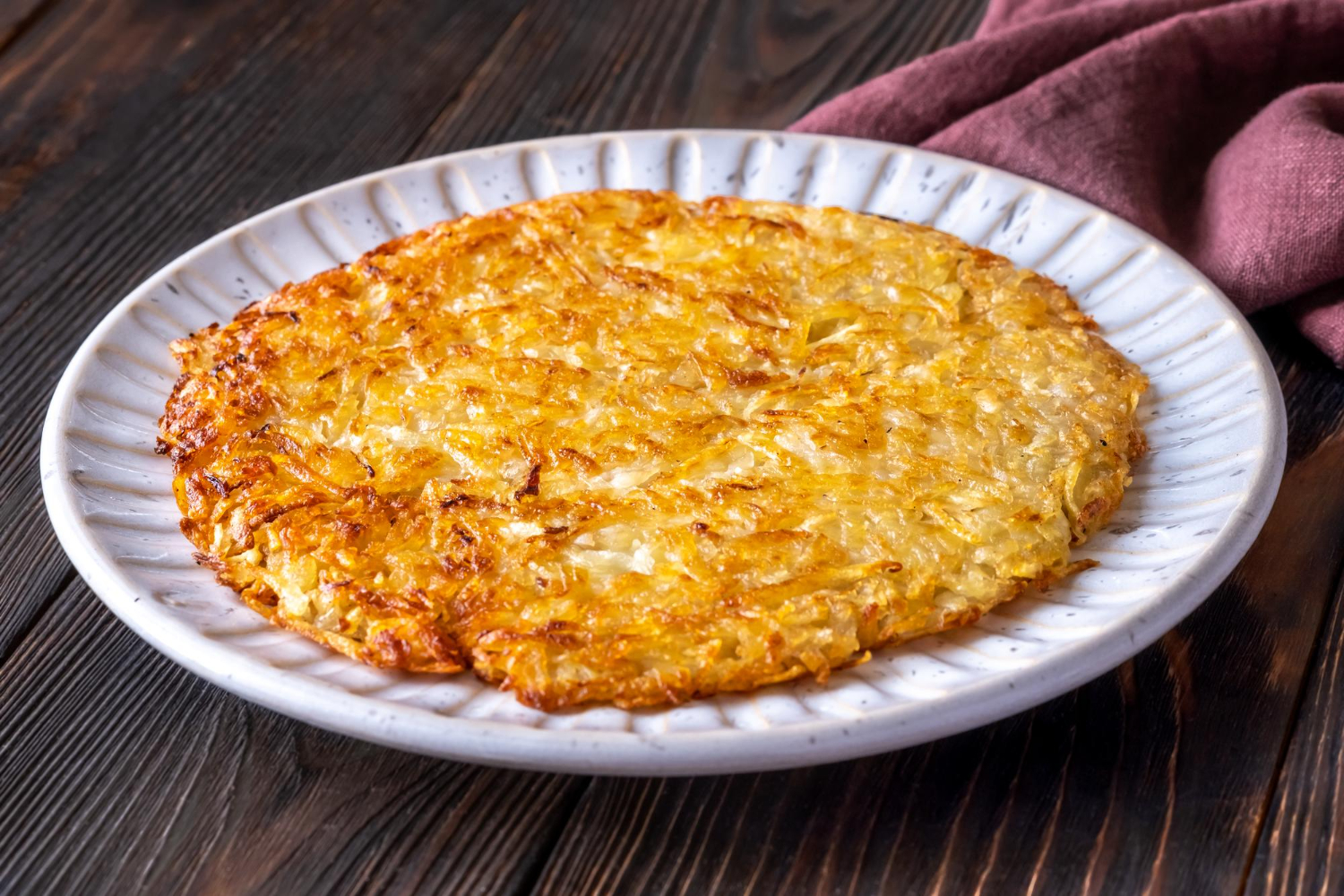 Rösti croccanti cotti in airfryer serviti su un piatto.