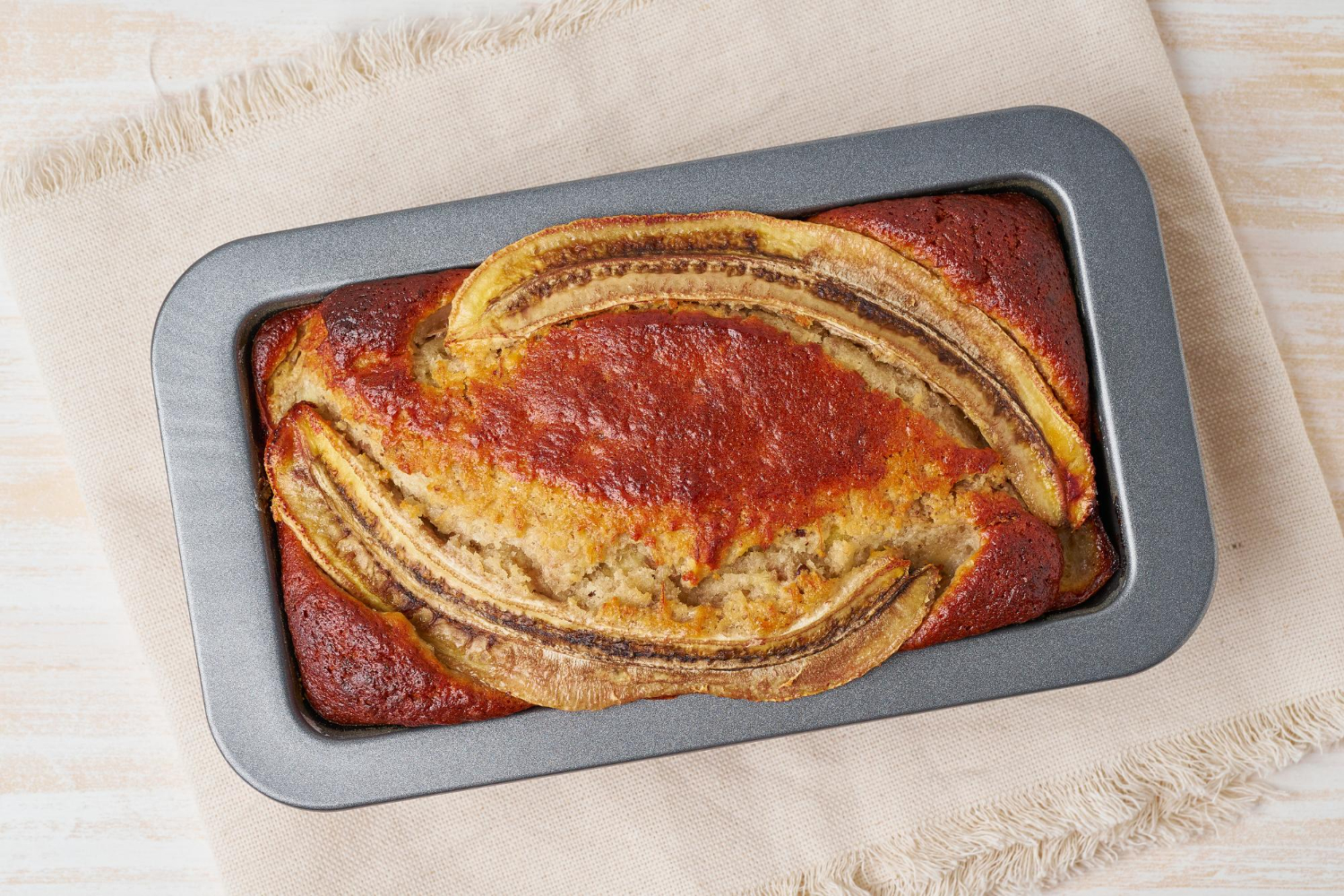 Torta alla banana soffice cotta in airfryer servita su un piatto.
